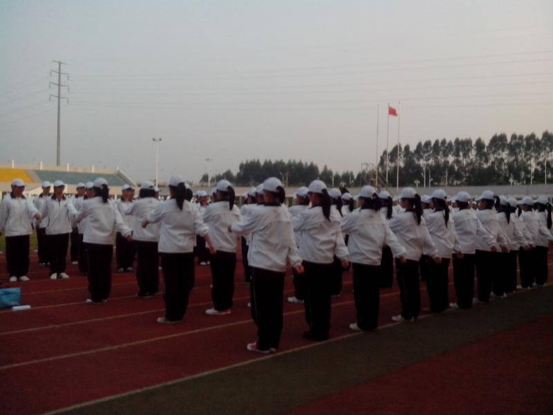 动漫屋
2012级新生军训系列报道之齐步走.jpg