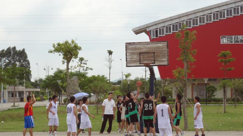 动漫屋
新老生篮球友谊赛开赛1.jpg