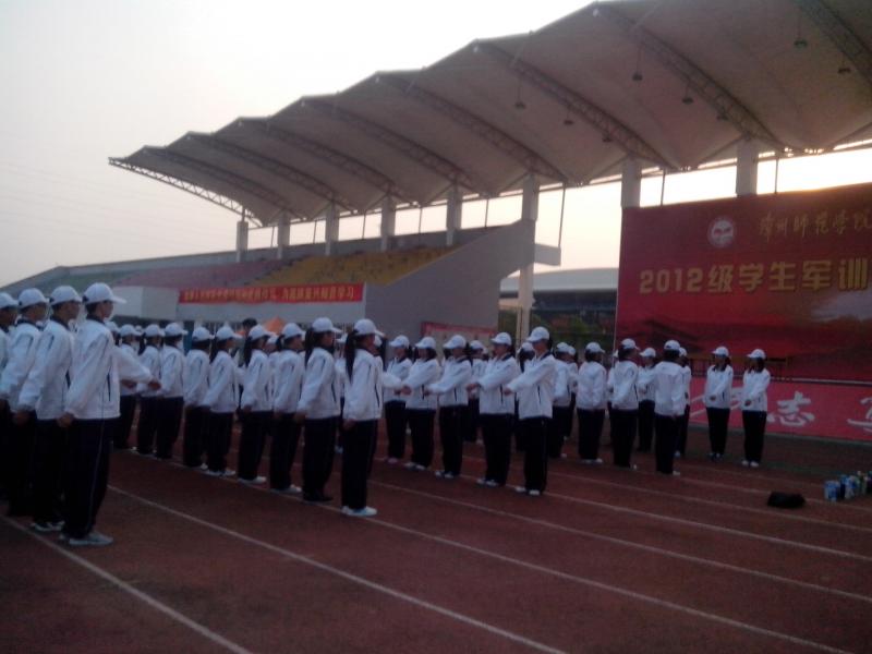 动漫屋
2012级新生军训系列报道之齐步走4.jpg